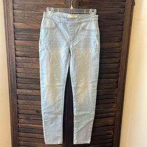 Girl’s Levi’s pull up jeans